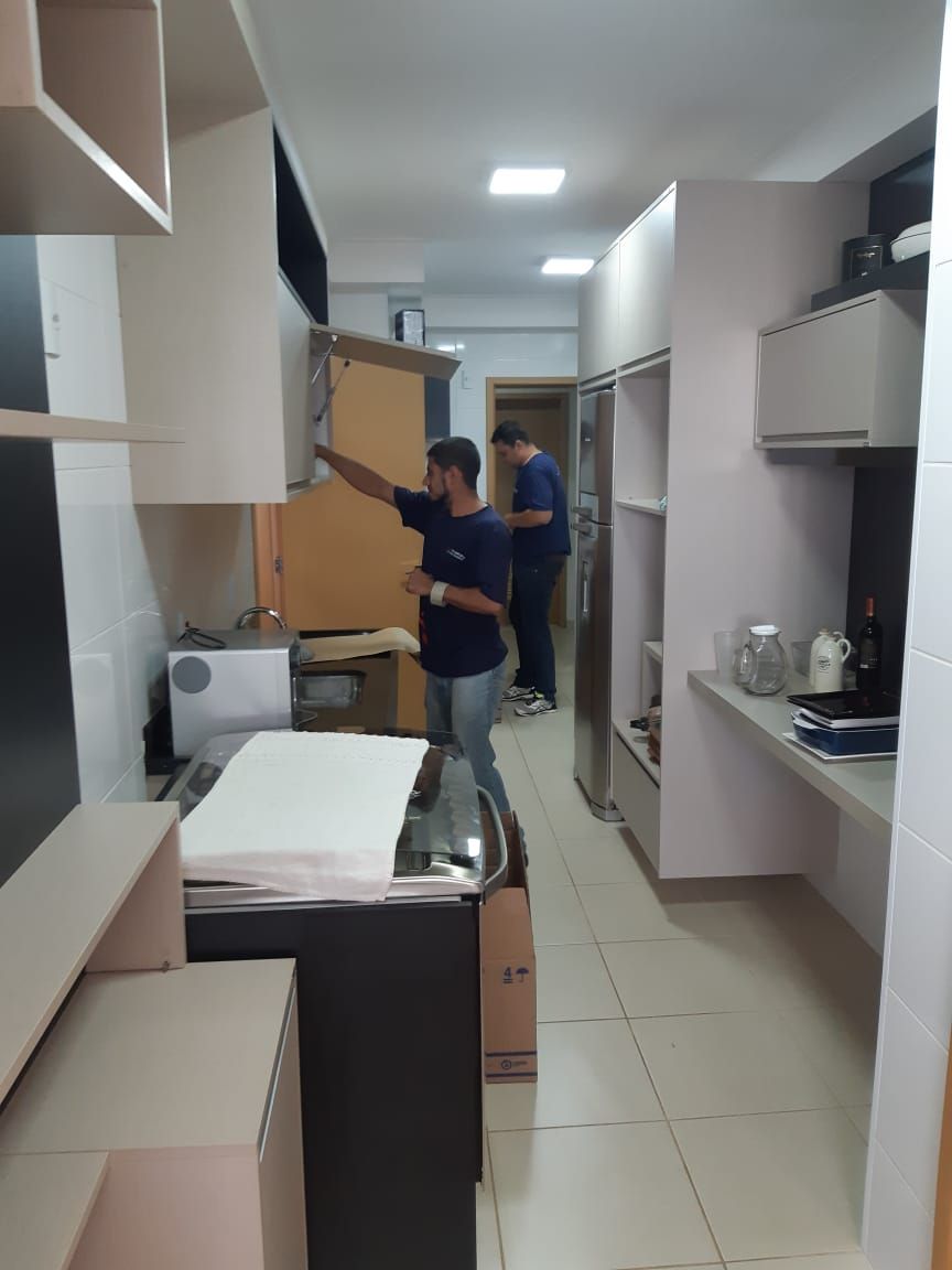 Equipe Assis transportes embalando a cozinha