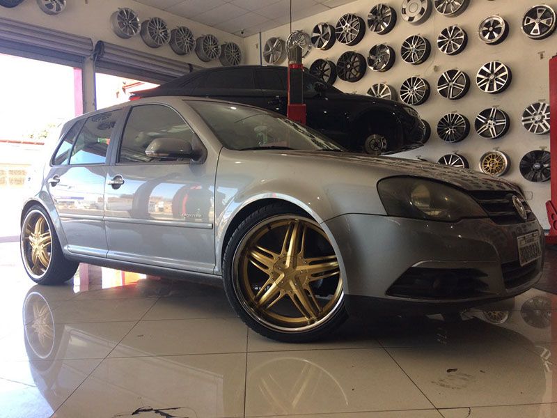 Personalizar um golf com rodas e pneus