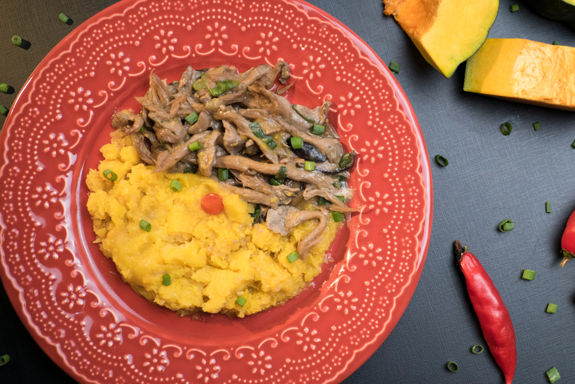 Escondidinho de Shiitake e Shimeji (com purê de cabotiá e mandioca)