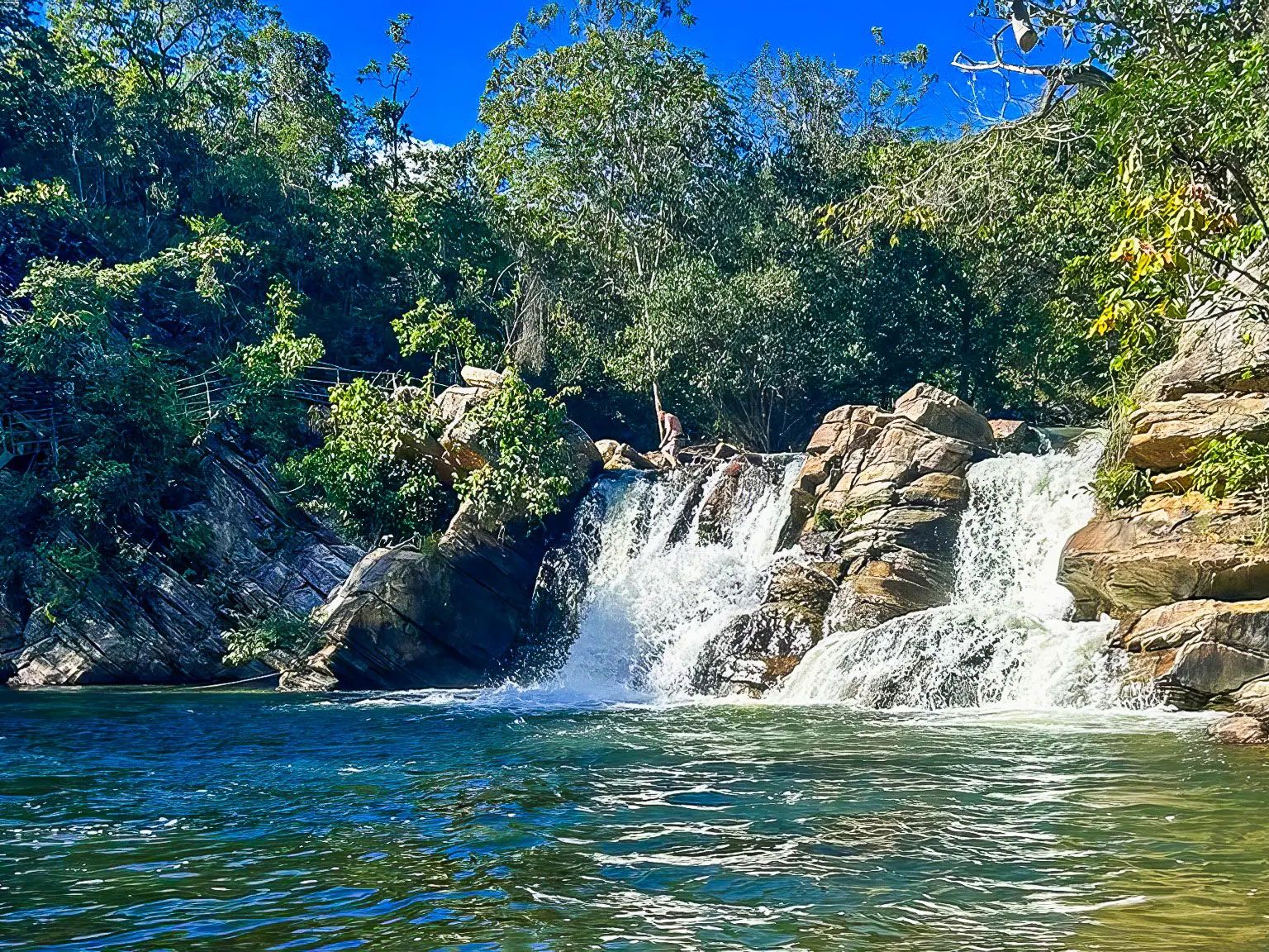Cachoeira das Araras: Conhea Esse Tesouro Natural em Pirenpolis com a 100 Limites