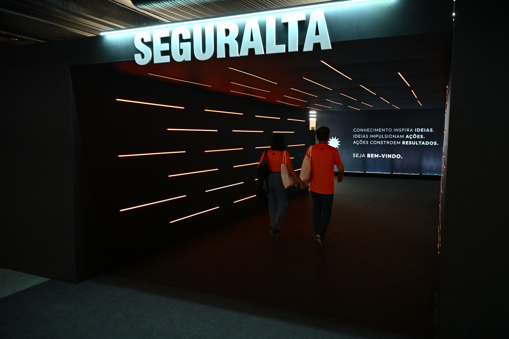 Por que cenografia não é decoração e o que isso muda nos eventos