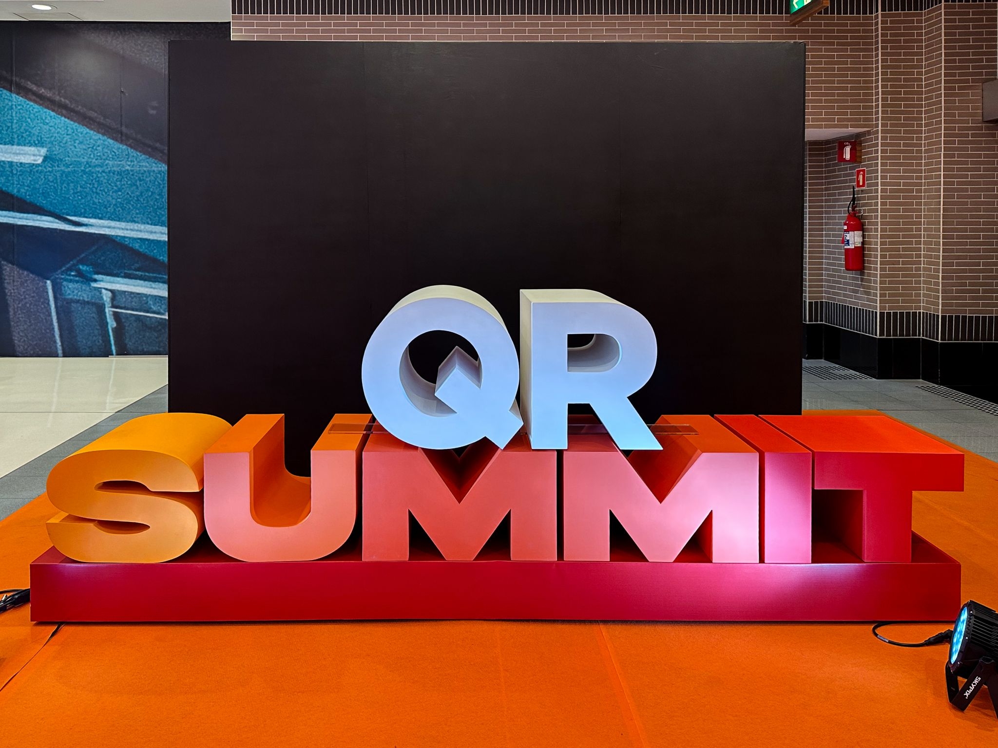 Cenografia: Cenografia QR Summit