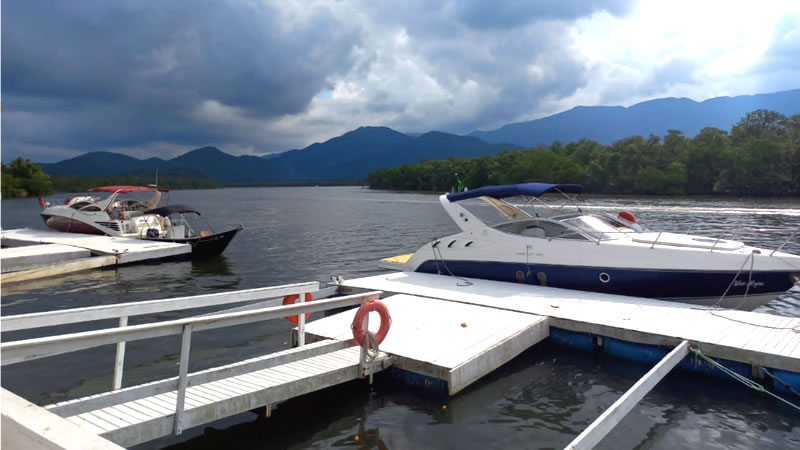 A marina de sua fam�lia no cora��o de Bertioga
